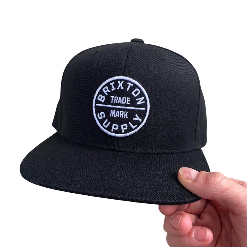 🎱 Brixton BRXTN Supply black classic circle logo adjustable flat-brim snapback